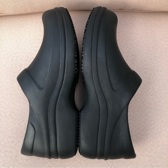 Crocs Women’s Neria Pro II slip-resistant Work Black Clocg 9 - Picture 6 of 11